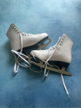 CCM White Ladies Figure Ice Skates